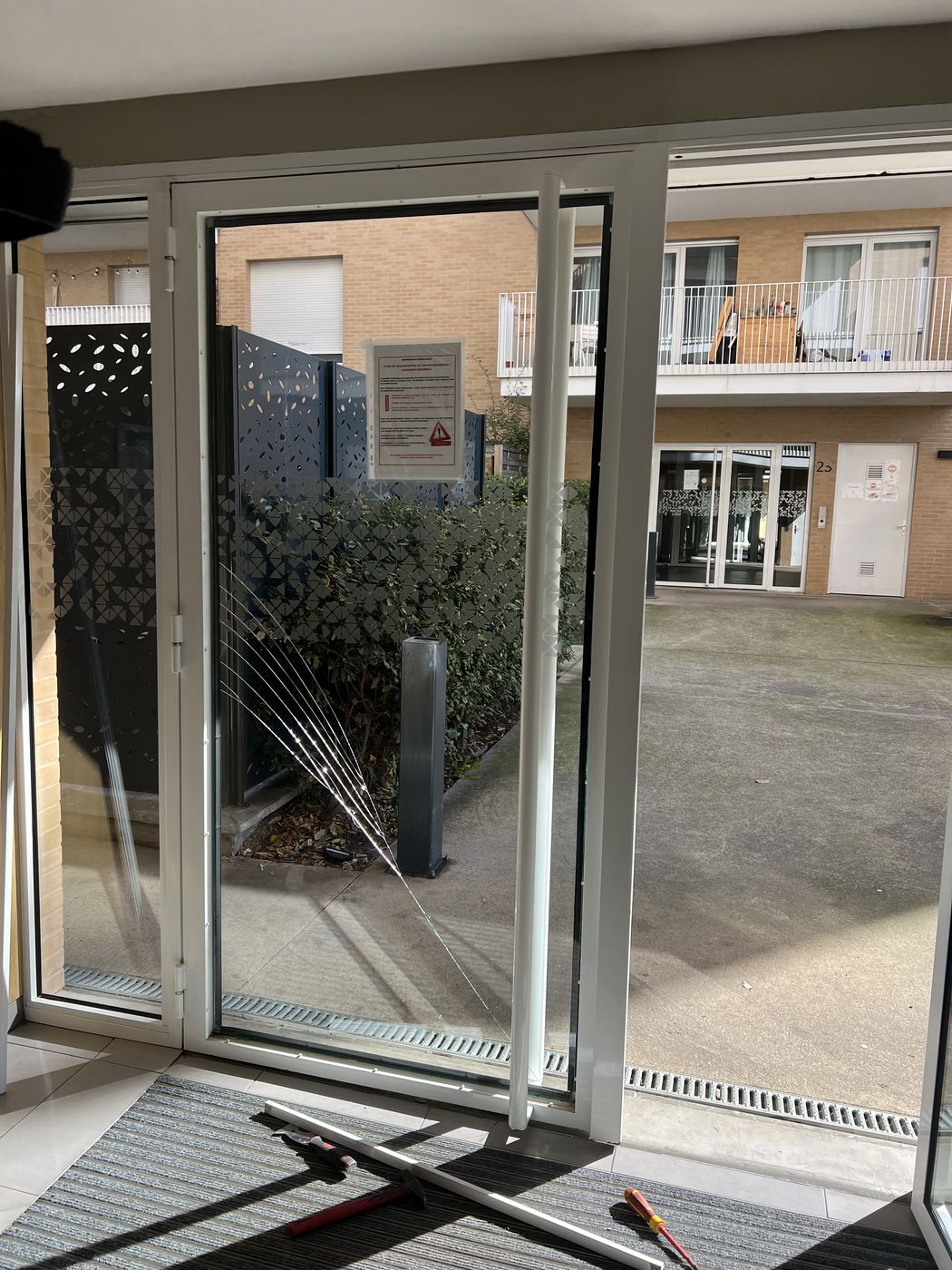 Vitrage feuilleté 44.2 — avant — Atelier Dumery, serrurier à Romainville (93)